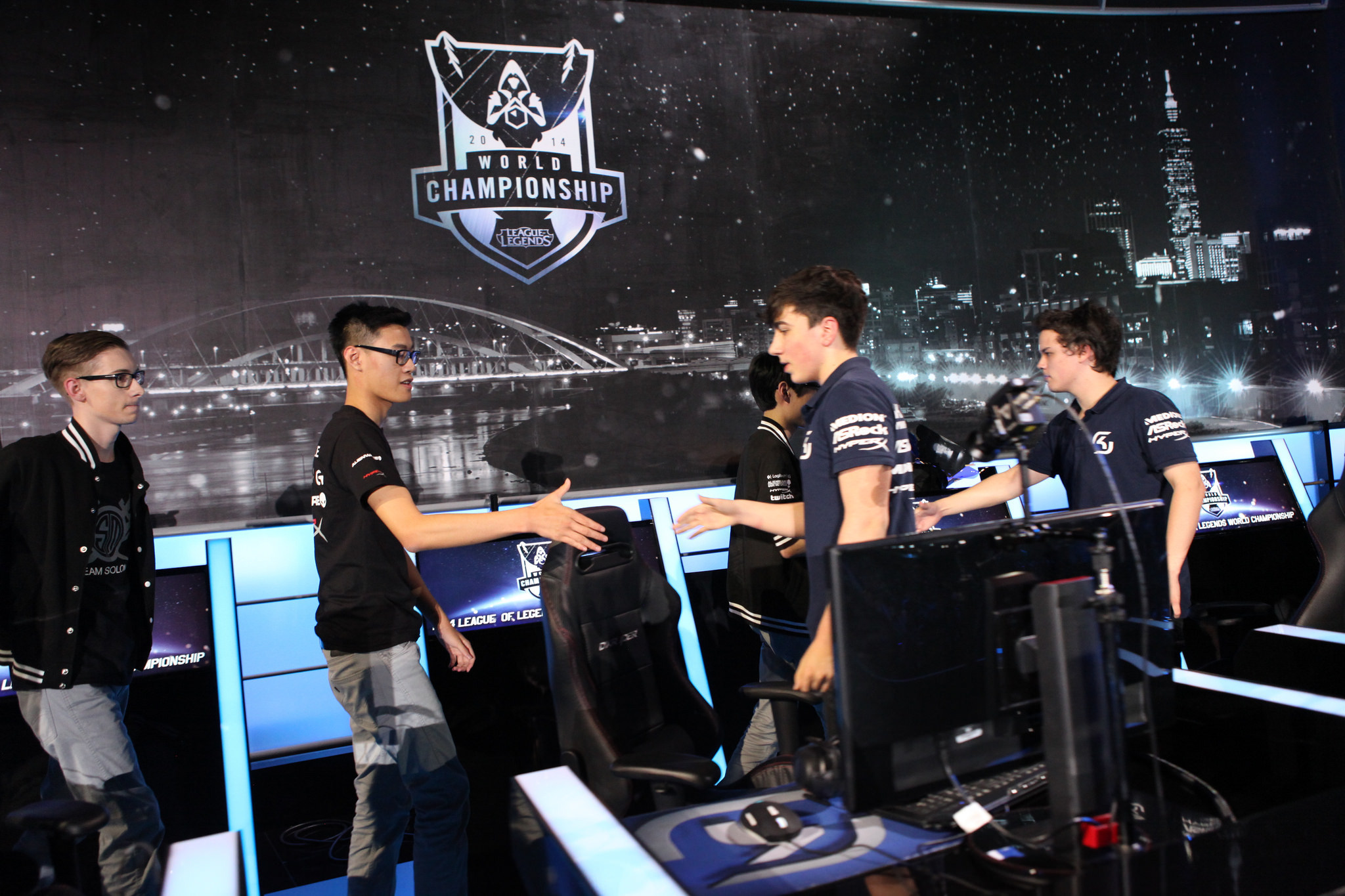 TES战胜WBG！Light薇恩请神Uzi翻车，水晶哥点评：不及Uzi一半水平-完美电竞