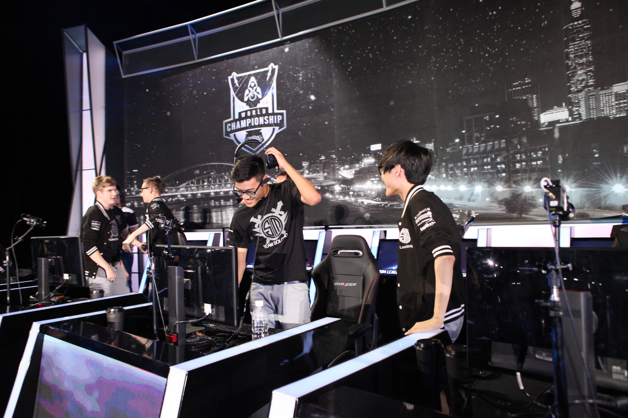 英雄联盟S15焦点对决：T1迎战GEN，Faker与Chovy宿命中路交锋